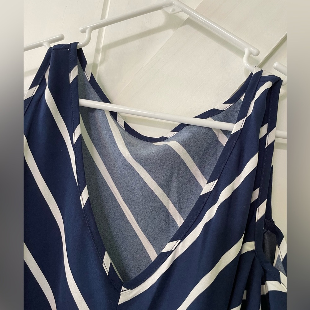Cute blouse! Cold shoulder, tie front, flattering look! 18/20, 2x. Fall, school